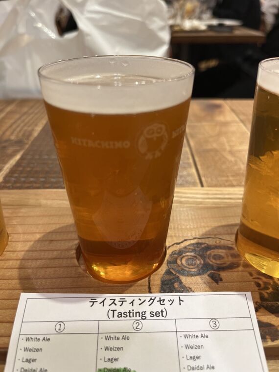常陸野ネストビール だいだいエールをグラスに注いだところ