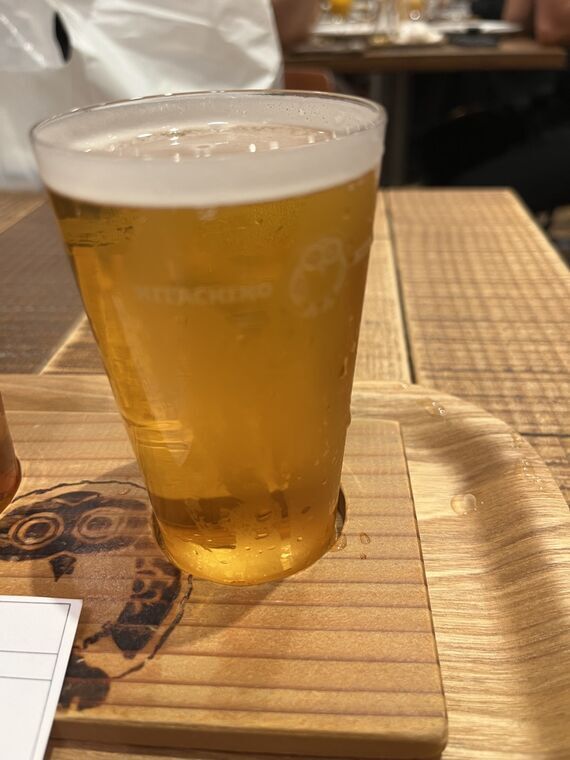常陸野ネストビール みかんホップスをグラスに注いだところ