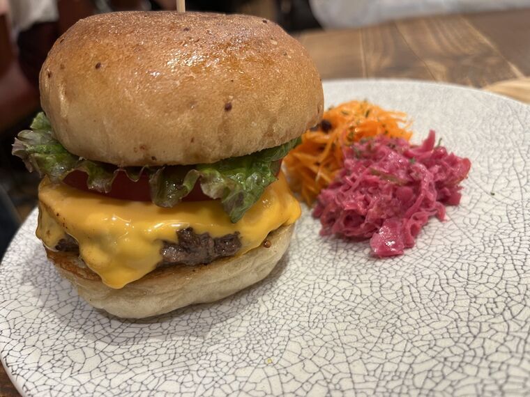 常陸野ブルーイング品川店のチーズバーガーとキャロットラペ・紫キャベツ