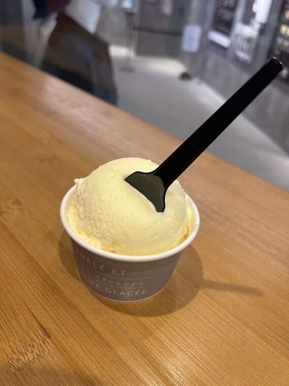 カヌレとアイス ハラカド店のマスカルポーネとオレンジのアイス