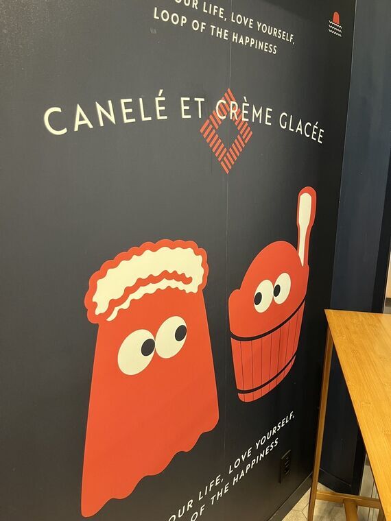 カヌレとアイス ハラカド店の店内装飾 カヌレとアイスの擬人化キャラ