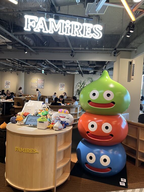 FAMIRES &times; ドラクエ 3色スライム大型像とFAMIRESロゴ