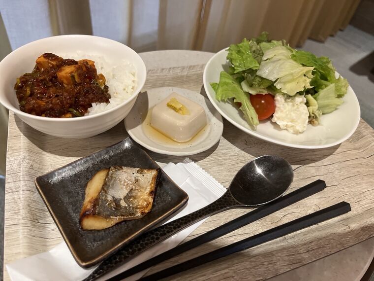 ラウンジで取った麻婆豆腐丼とサラダ