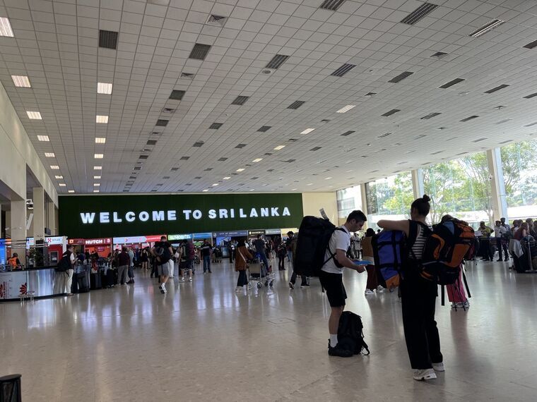 到着ロビーの WELCOME TO SRI LANKA サイン
