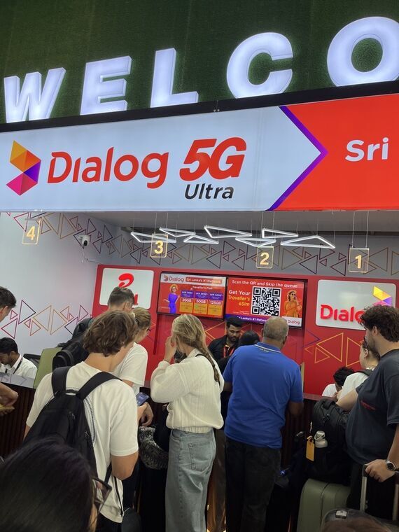Dialog 5G Ultraカウンターのモニタに表示されたTraveller's Plan。20GBがLKR 1,399、50GBがLKR 2,450、125GBがLKR 4,200