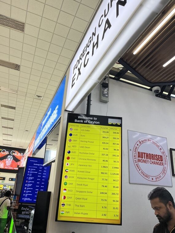 バンダラナイケ国際空港のBank of Ceylon両替所。電光掲示板に各通貨の売買レートが表示されている