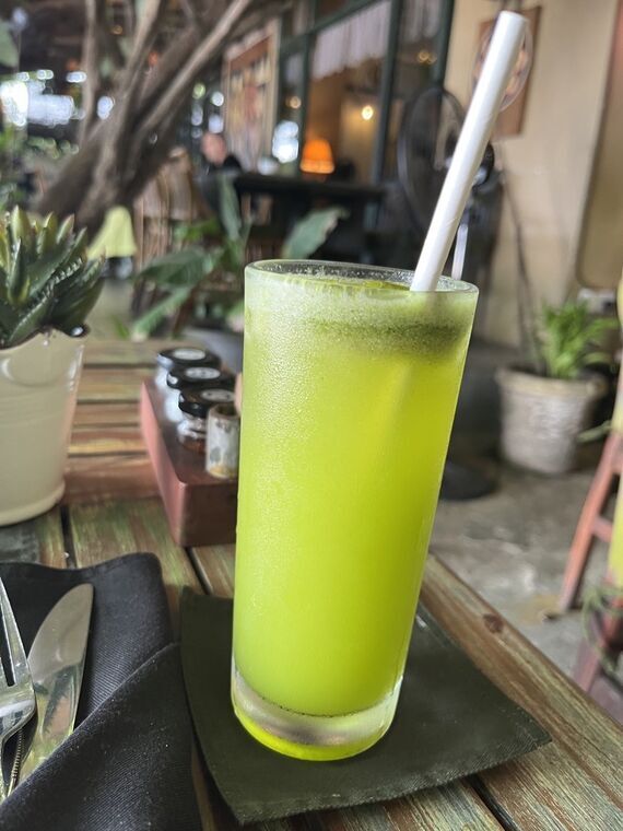 Life's Good Kitchenのナーランミント。鮮やかな黄緑色のドリンクがグラスに注がれ、ストローが挿さっている