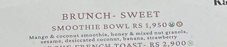 メニューのBRUNCH- SWEETの欄。SMOOTHIE BOWL RS 1,950と書かれ、下にマンゴーとココナッツのスムージー、はちみつとミックスナッツのグラノーラ等の説明が並ぶ