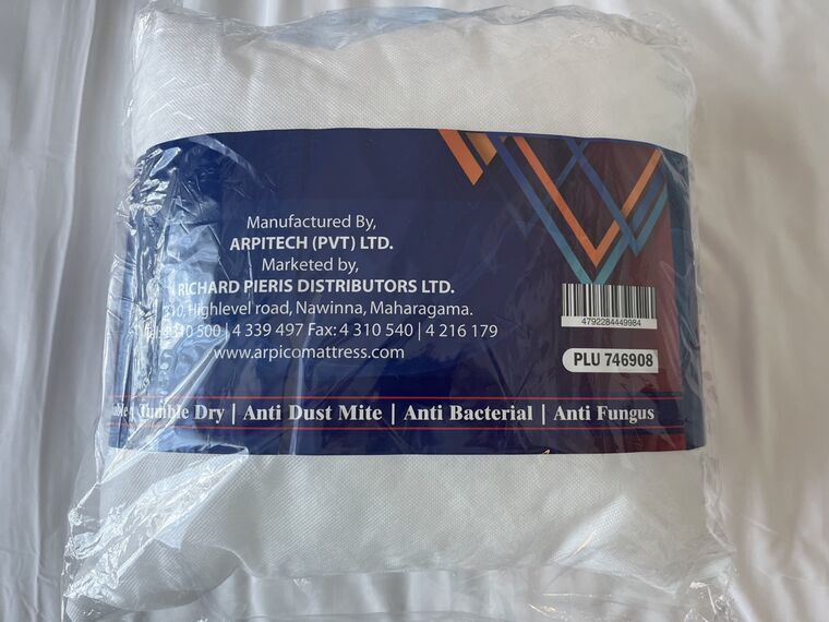 パッケージのラベル。Manufactured By ARPITECH (PVT) LTD.、Marketed by RICHARD PIERIS DISTRIBUTORS LTD.、Anti Dust Mite、Anti Bacterial、Anti Fungusと記載