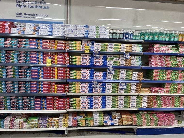 Arpicoの歯磨き粉売り場。壁一面の棚にSENSODYNE、Colgateなどが並ぶ