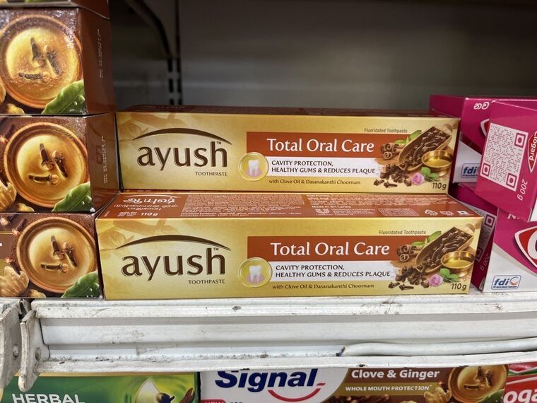 ayush TOOTHPASTEの箱。Total Oral Care、CAVITY PROTECTION HEALTHY GUMS & REDUCES PLAQUE、with Clove Oil & Dasanakanthi Choornam、110gと書かれている