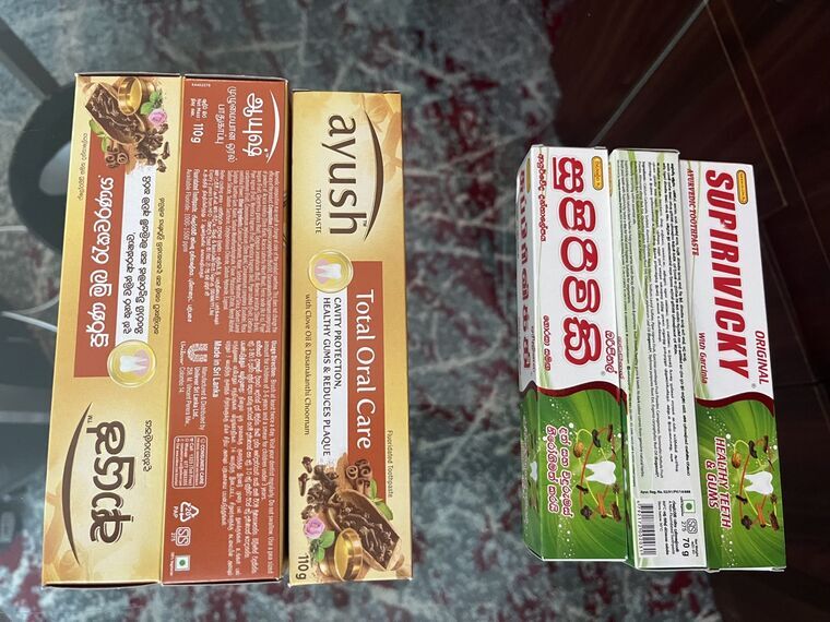 買った歯磨き粉4本を並べた俯瞰。左にayushの110g、右にSUPIRIVICKY ORIGINAL with Garciniaの70g