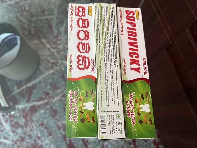 SUPIRIVICKYのパッケージ側面。A Non Fluoridated Toothpaste、Ayur. Reg. No. 02/01/PV/14/688、Net Weight 70gの表記