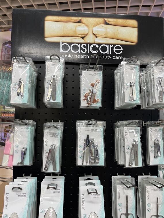 basicareの爪切り売り場。黒いフックボードにNAIL CLIPPER、TOENAIL CLIPPER、MANICURE SETなどが吊り下げられている