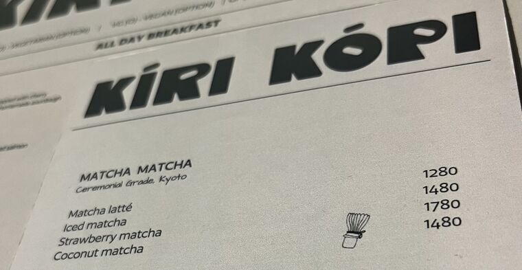 Kiri Kopiのメニュー。MATCHA MATCHAの見出しの下にCeremonial Grade, Kyotoと書かれ、Matcha latt&eacute;、Iced matcha、Strawberry matcha、Coconut matchaが並ぶ