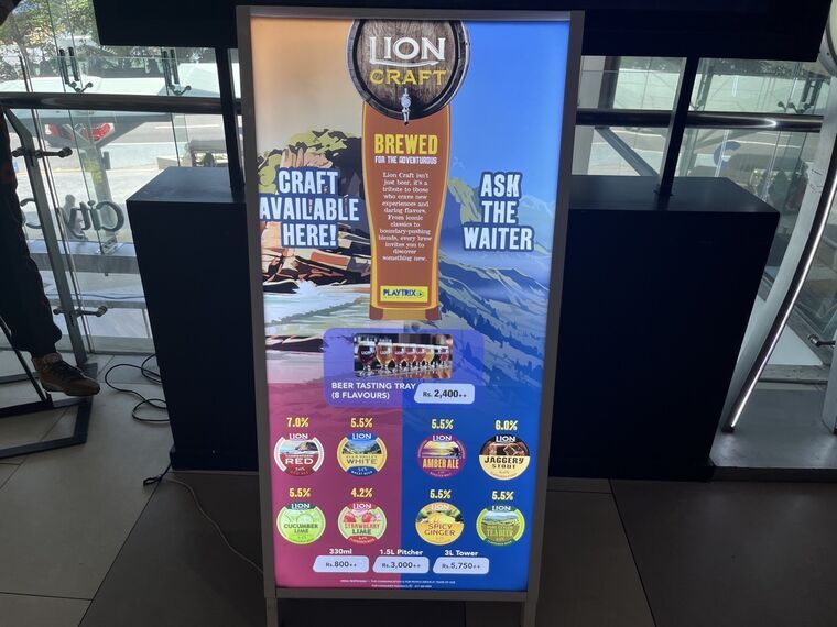 LION CRAFTのライトボックス看板。BREWED FOR THE ADVENTUROUSの文字と英文の説明