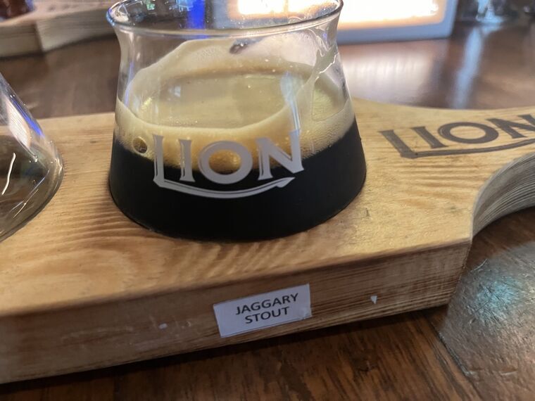 黒いビールにクリーム色の厚い泡。手前の木札にJAGGARY STOUT