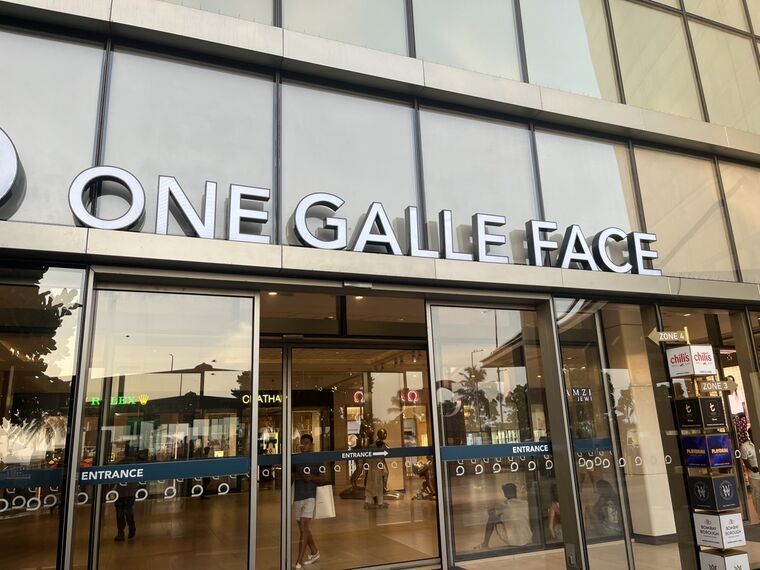 ONE GALLE FACEの入口。壁面に大きくロゴ、ガラス扉にENTRANCEの文字