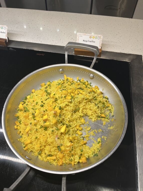 ザル型の鍋に盛られたマンゴー入りのチャーハン。Mango Fried Riceの名札