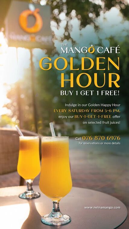 THE MANGO CAF&Eacute; GOLDEN HOURの告知。オレンジ色のジュースが2杯。BUY 1 GET 1 FREE、EVERY SATURDAY FROM 5-6 PMの表記