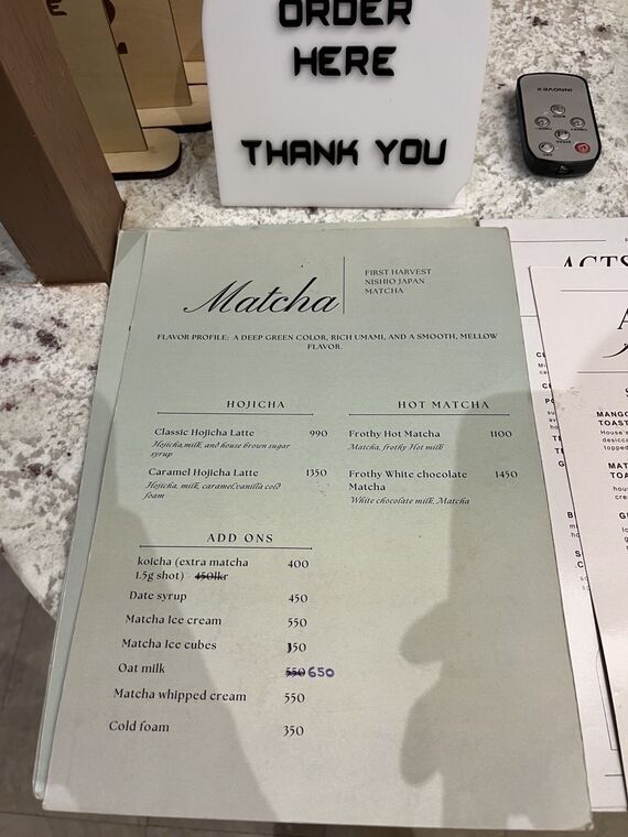 メニューの2ページ目。HOJICHAの見出しでClassic Hojicha Latte 990などが並び、右列にMATCHA MOCKTAILSの記載