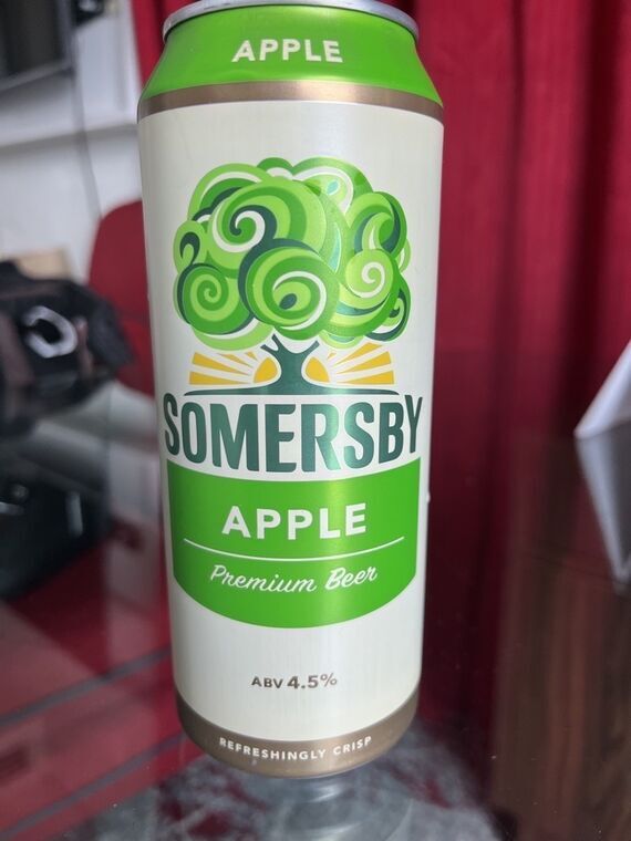 SOMERSBY APPLEの500ml缶。白地に緑の渦巻き状の樹木イラスト、緑帯にAPPLE Premium Beer、ABV 4.5%、底部にREFRESHINGLY CRISPの表記