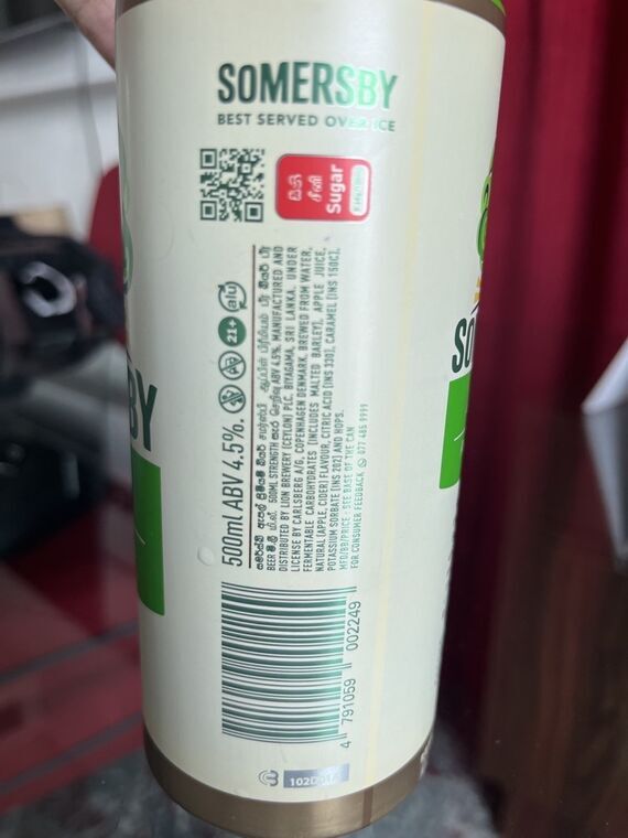 SOMERSBY APPLEの缶の裏面。BEST SERVED OVER ICE、500ml ABV 4.5%、Lion Brewery製造・Carlsbergライセンスの表記、原材料リスト、赤いSugar警告ラベル