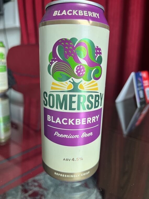 SOMERSBY BLACKBERRYの500ml缶。白地に紫と緑の樹木イラスト、紫帯にBLACKBERRY Premium Beer、ABV 4.5%の表記