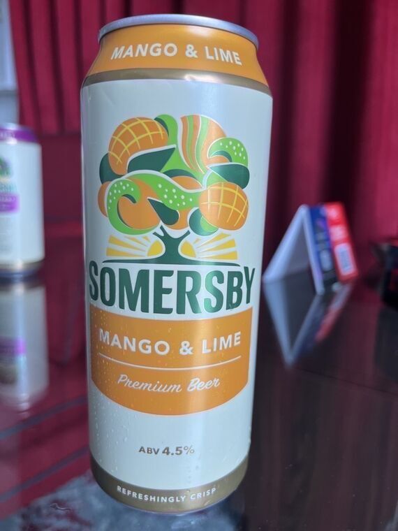 SOMERSBY MANGO & LIMEの500ml缶。白地にマンゴーとライムをかたどったオレンジと緑の樹木イラスト、オレンジ帯にMANGO & LIME Premium Beer、ABV 4.5%の表記
