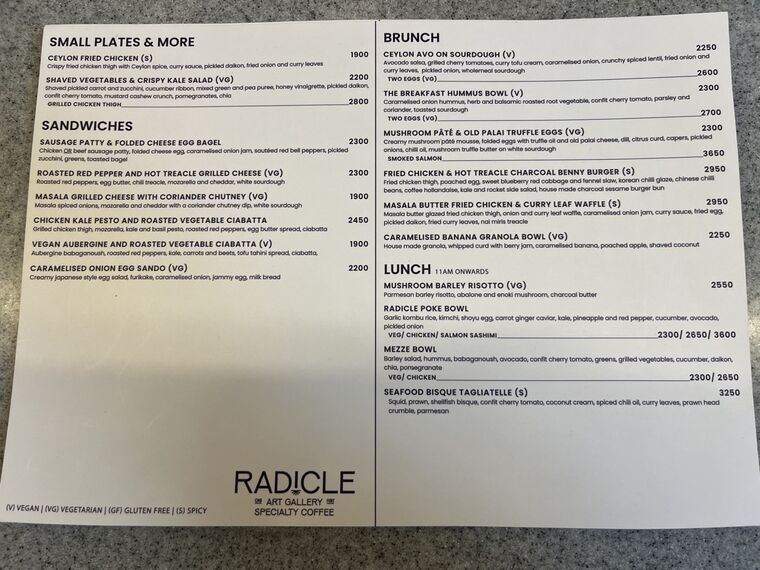 RADICLEの白いフードメニュー。SMALL PLATES &amp; MORE、SANDWICHES、BRUNCH、LUNCHの各セクションと価格が並ぶ