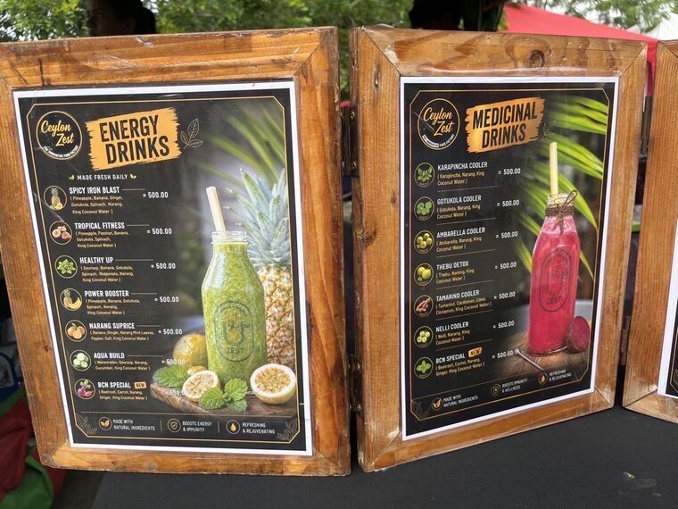 Ceylon Zestの木枠に入ったメニュー2枚。左がENERGY DRINKS、右がMEDICINAL DRINKS。各項目に500.00の価格が並ぶ