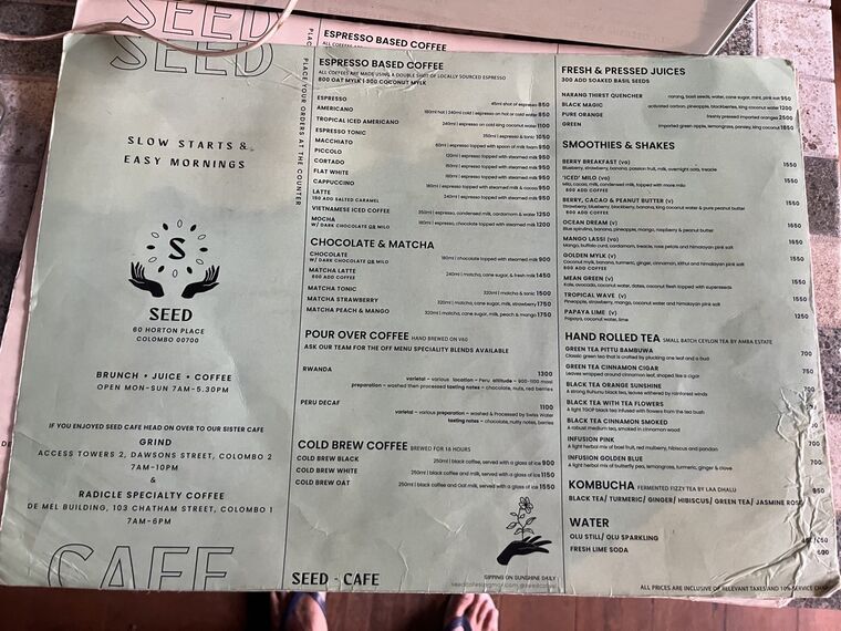 Seed Cafeのメニュー。SLOW STARTS & EASY MORNINGSの見出し、SEED 60 HORTON PLACE COLOMBO 00700の表記、ESPRESSO BASED COFFEE、CHOCOLATE & MATCHA、FRESH & PRESSED JUICES、SMOOTHIES & SHAKES、HAND ROLLED TEAの各セクション