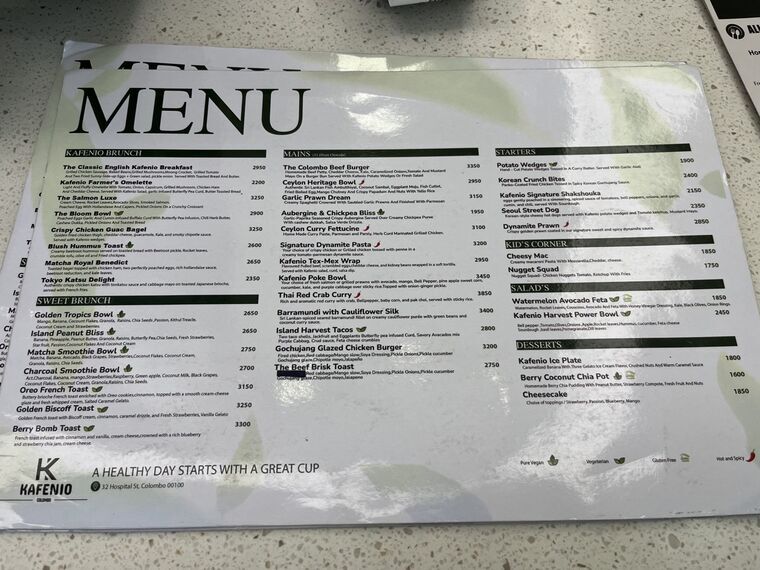 Kafenioのフードメニュー。KAFENIO BRUNCH、SWEET BRUNCH、MAINS、STARTERS、SALAD、DESSERTSの各セクションと価格が並ぶ