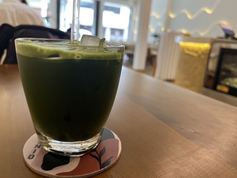 KafenioのMatcha Tonic。グラスに濃い緑色の液体、上部に細かい泡の層、氷が入りガラスストローが差してある