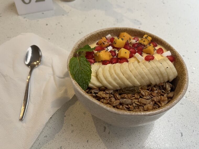 Tropical Sunrise Bowlを斜めから。小ぶりだが深さのある器、左にスプーンと紙ナプキン