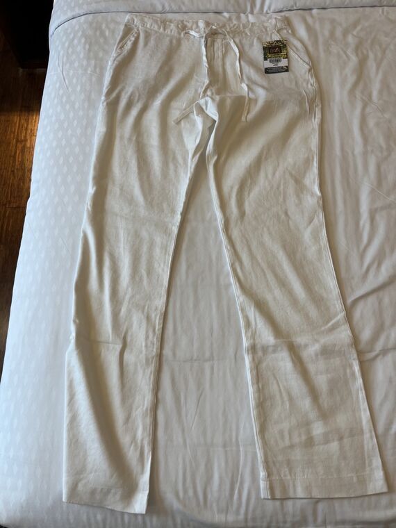 Tropic of Linenで買ったホワイトの長ズボン。腰に紐が通り、値札が付いたままベッドに広げてある