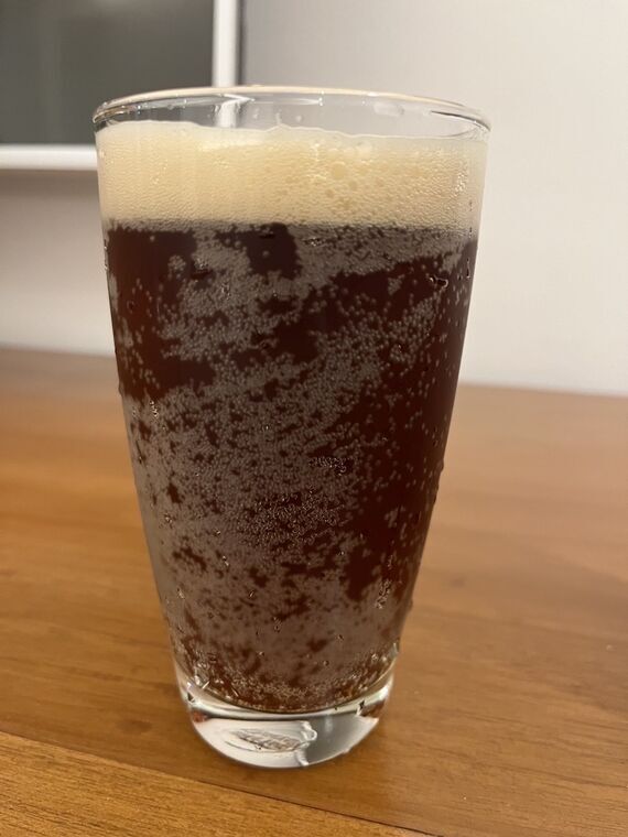 グラスに注いだTambapanni Red Ale。細かい気泡が立ち上り、上に厚い泡の層ができている
