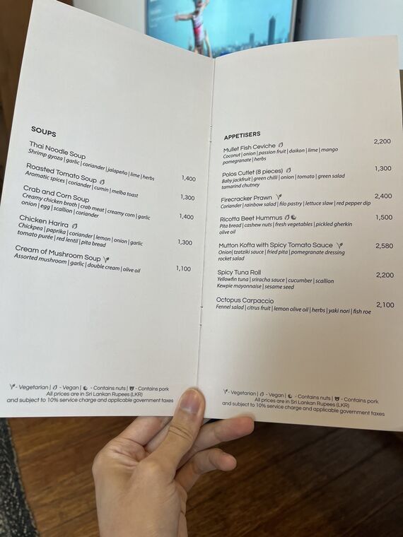 同じメニューのSOUPSとAPPETISERSのページ。Roasted Tomato Soup 1,300、Crab and Corn Soup 1,400などの価格