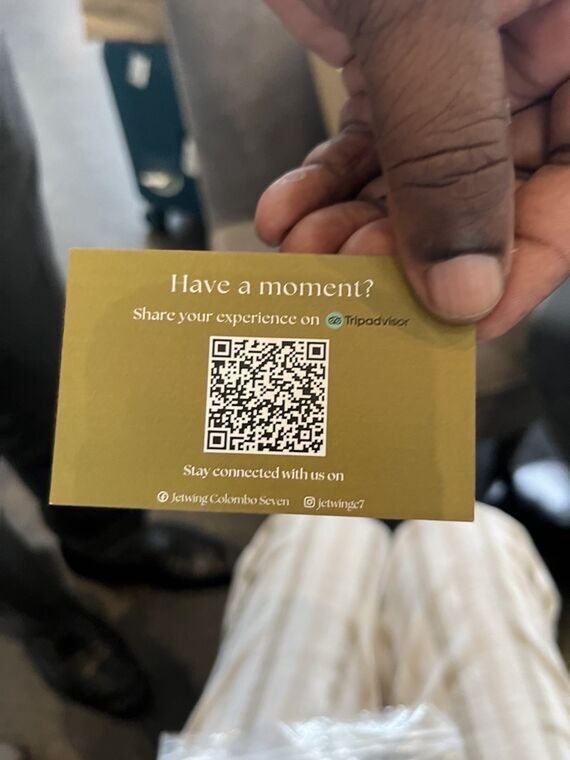 スタッフの手が持つ金色のカード。Have a moment? Share your experience on Tripadvisor、QRコード、Jetwing Colombo Seven、jetwingc7の表記