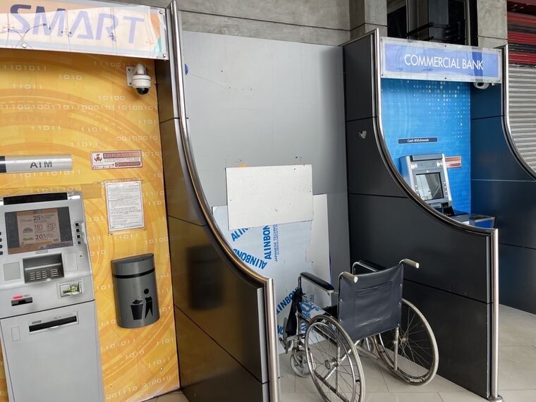 並んだATM。左がSMART、右がCOMMERCIAL BANKのCash Withdrawals。手前に車椅子が置かれている