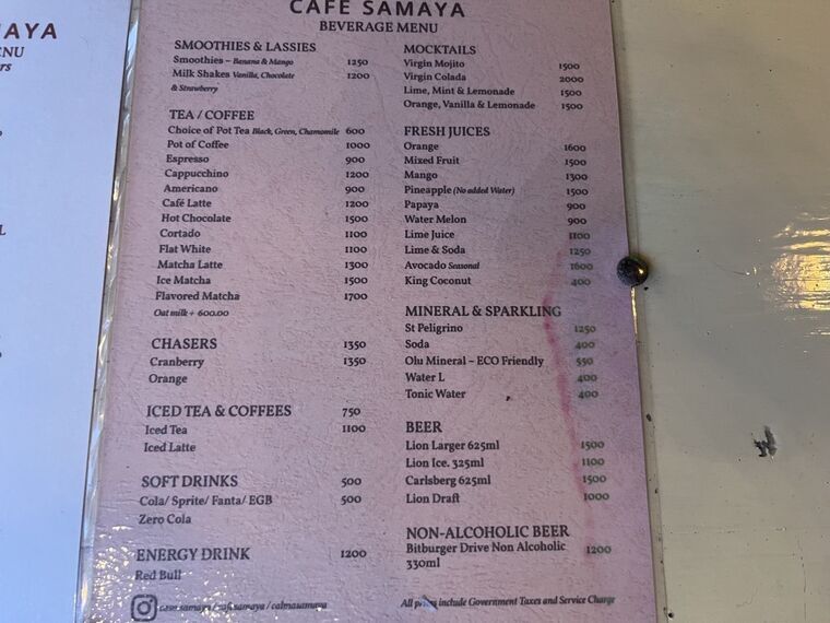CAFE SAMAYA BEVERAGE MENUと題されたピンク色のメニュー。TEA/COFFEE欄にMatcha Latte 1300、Ice Matcha 1500、Flavored Matcha 1700、Oat milk +600.00の表記