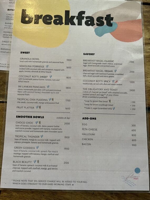breakfastと大きく書かれたメニュー。SWEET欄にGRANOLA BOWL 1900、SEMOLINA PORRIDGE 1600、SAVORY欄にBREAKFAST BAGEL 2100などが並ぶ
