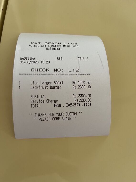 KAI BEACH CLUBのレシート。Lion Larger 500ml Rs.1000、Jackfruit Burger Rs.2300、SUBTOTAL Rs.3300、Service Charge Rs.330、TOTAL Rs.3630の印字