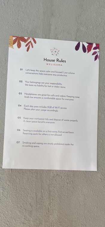 壁に貼られたHouse Rules WELIGAMAの紙。01から07まで英文のルールが並ぶ