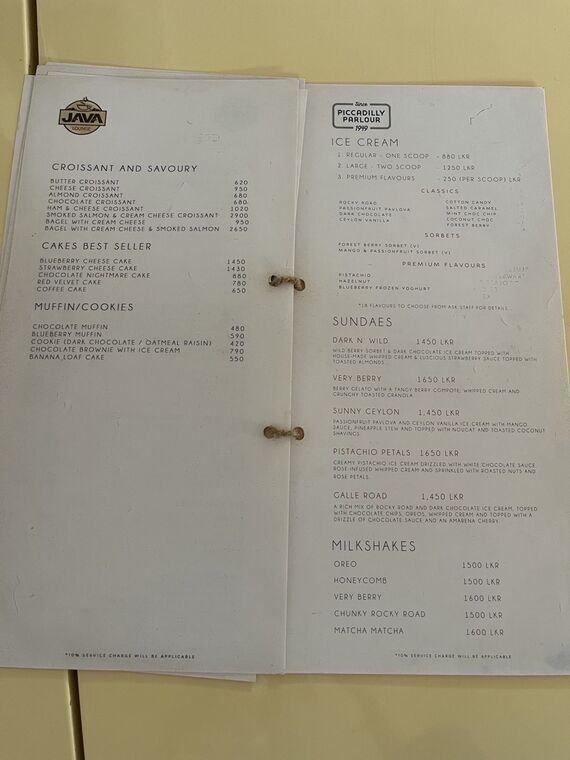 見開きのメニュー。左ページにJAVA LOUNGEのクロワッサンとケーキ、右ページにPiccadilly Parlourのアイスクリーム