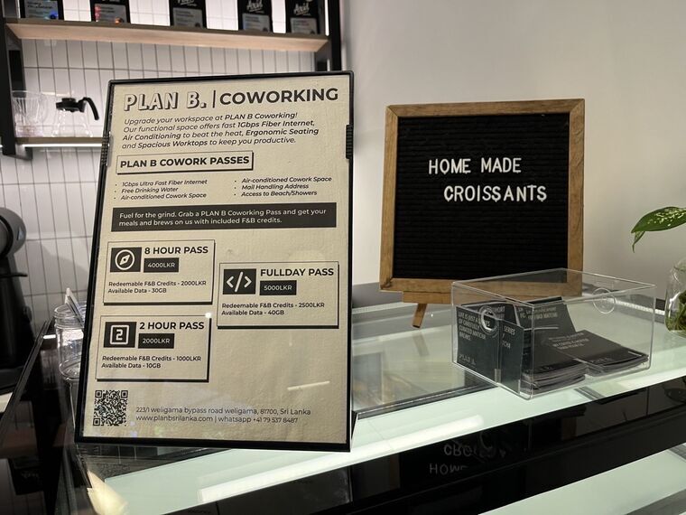 カウンターに置かれたPLAN B COWORKINGの料金表。8 HOUR PASS 4000LKR、FULLDAY PASS 5000LKR、2 HOUR PASS 2000LKRとF&amp;Bクレジット、データ量が並ぶ