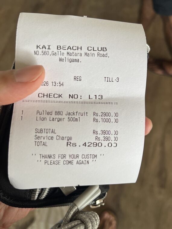 KAI BEACH CLUBのレシート。Pulled BBQ Jackfruit Rs.2900.00、Lion Larger 500ml Rs.1000.00、SUBTOTAL Rs.3900.00、Service Charge Rs.390.00、TOTAL Rs.4290.00の印字