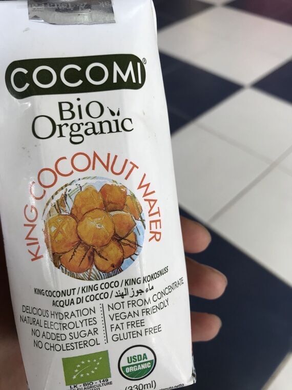 Cocomi Bio Organic King Coconut Waterの紙パック。KING COCONUT、DELICIOUS HYDRATION、NATURAL ELECTROLYTES、USDA ORGANICの表記