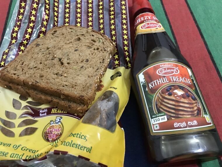 Multi Seed Health Breadのスライス2枚と、Edinborough社のKITHUL TREACLE 350mlの瓶