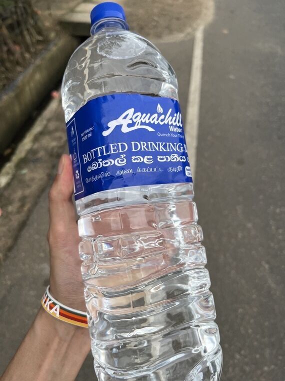 Aquachill Waterの1500mlペットボトル。青いラベルにBOTTLED DRINKING WATERとシンハラ語・タミル語が併記されている